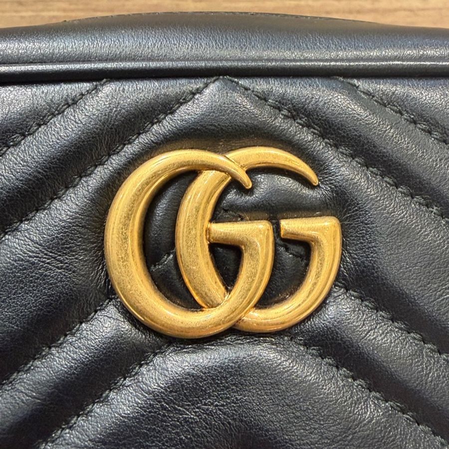 Gucci 黑色牛皮山形紋Marmon Mini霧金釦肩背相機包-10