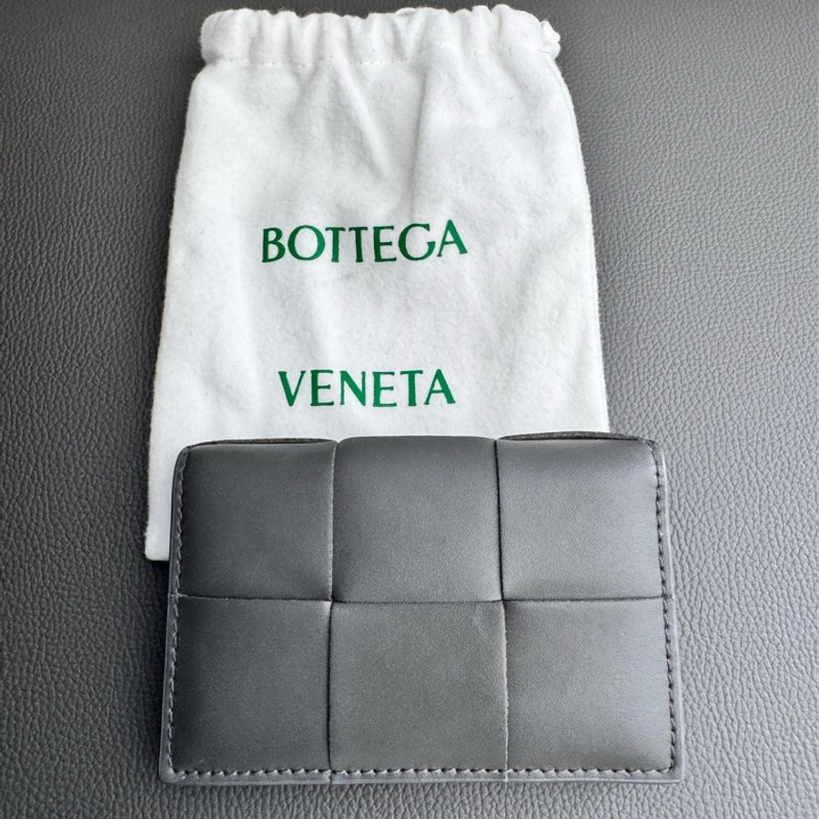 (售出)BOTTEGA VENETA經典大格編織雙色對折卡包 錢包-1