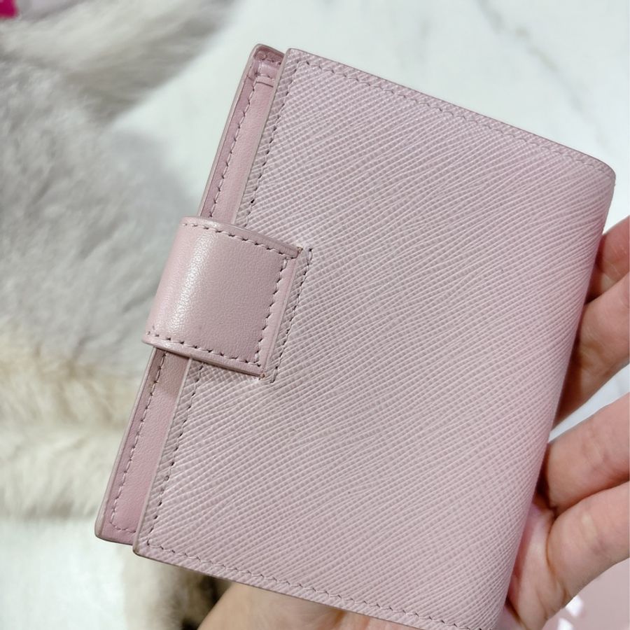 Prada 粉Saffiano皮革短夾-9