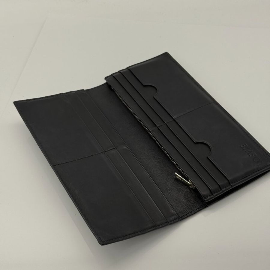 羽葤公益商品♥️ Loewe 羅威 黑色 牛皮壓花 拼接 長夾-2
