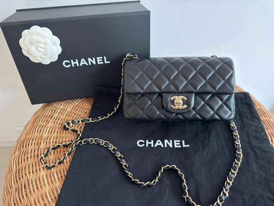 二手CHANEL黑色小羊皮菱格紋淡金扣20cm Mini COCO口蓋包A69900-0