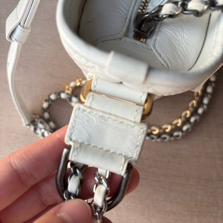 【專櫃正品】Chanel 香奈兒 Gabrielle Hobo 流浪包(小號/全白/金銀三色鍊)附購證-36