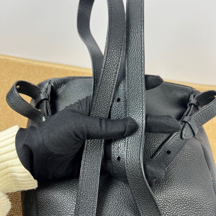 LV黑色全皮壓紋後背包小書包-6