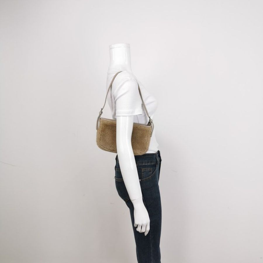 Loewe牛皮純色拉鏈單肩包-1