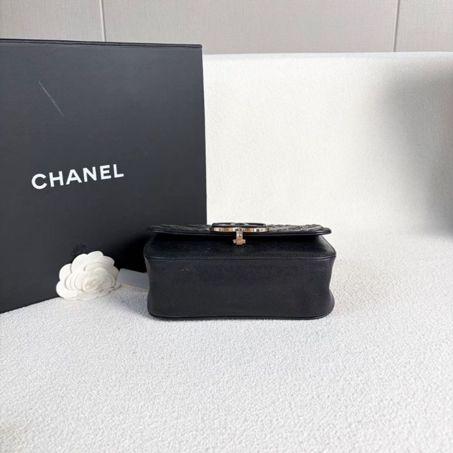 Chanel古巴系列V紋刺繡郵差包黑色 金扣 牛皮19*14*6.5  9新 配件塵袋 保卡-6