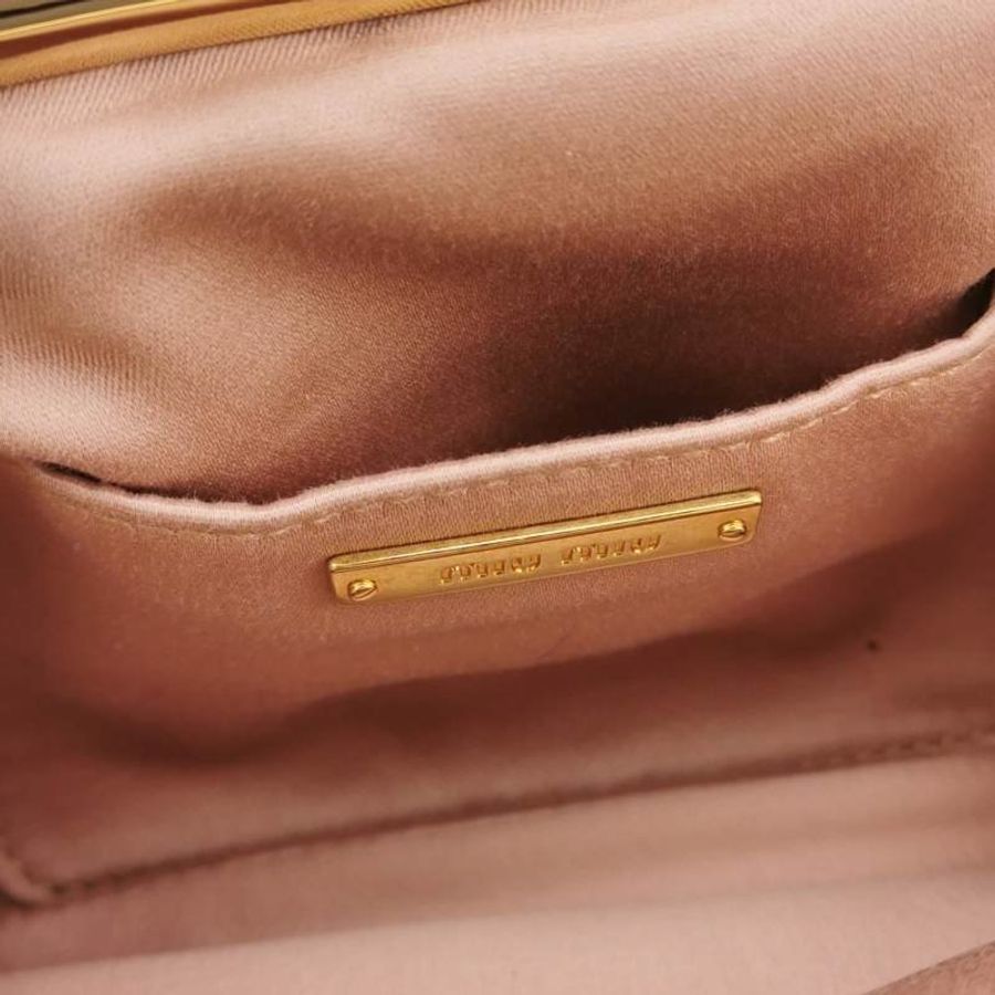 Miu Miu Belle羊皮純色字母Logo褶皺斜挎包單肩包-7
