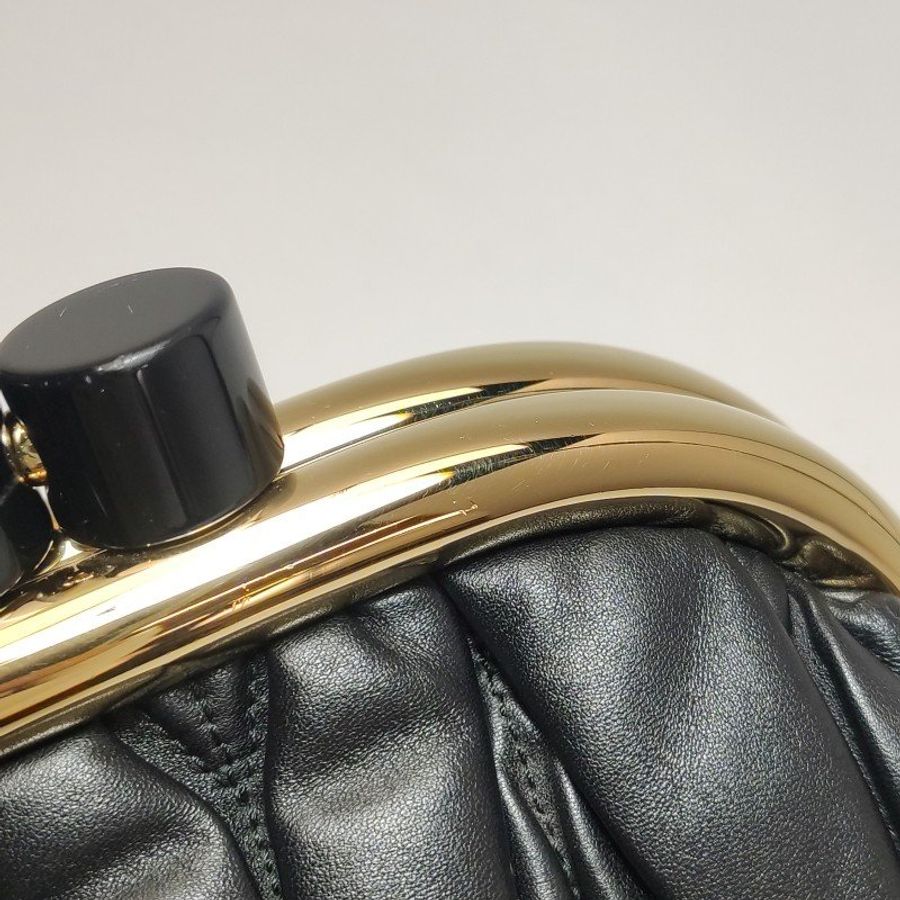 Miu Miu Belle羊皮純色字母Logo褶皺斜挎包單肩包-10