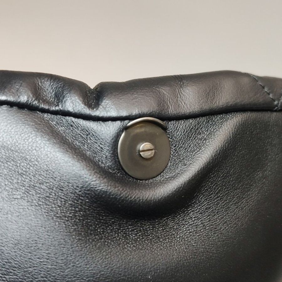 Balenciaga牛皮純色菱格絎縫B扣飾手拿包-9