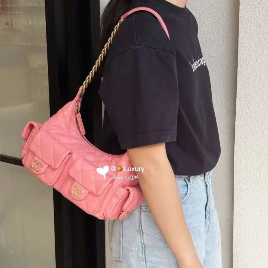 Chanel hobo嬉皮包 芯片款 粉色 金扣 羊皮 25*22*12  9新 配件塵袋-0