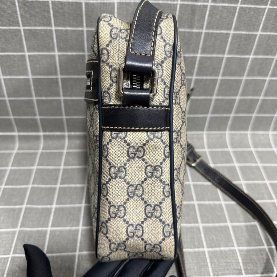 Gucci 古馳 經典老花郵差包 米白色配深藍色肩帶  底長19-3