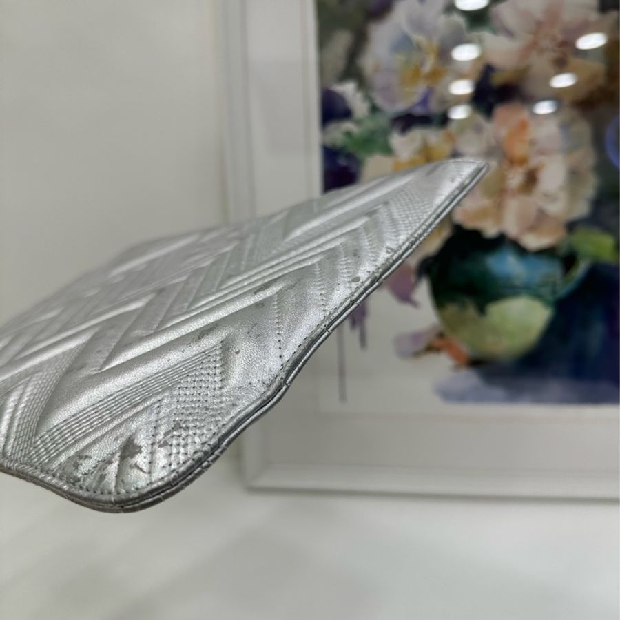 Chanel 香奈兒 銀色手拿包 21開 時間久皮有點瑕疵-4