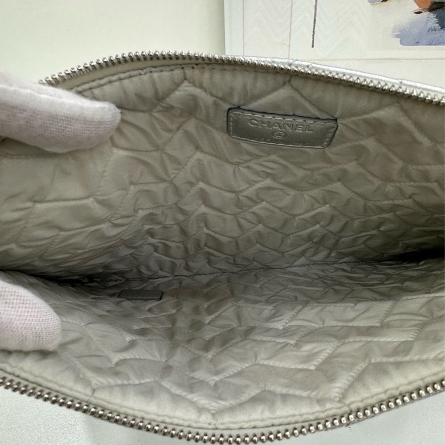 Chanel 香奈兒 銀色手拿包 21開 時間久皮有點瑕疵-5