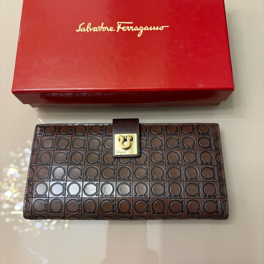 Ferragamo 滿版Logo壓紋長夾-0