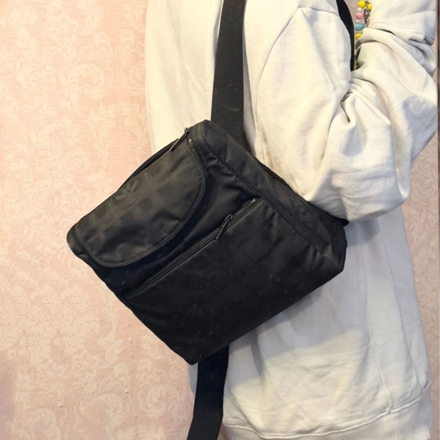 香奈兒黑色冰格多用途包 可後背/斜背/肩背 後背包 斜挎包 長帶可調  經典 實用性高 包 通勤包 包包 雙肩包 斜挎包 女生 男生 黑色 冰格包-1