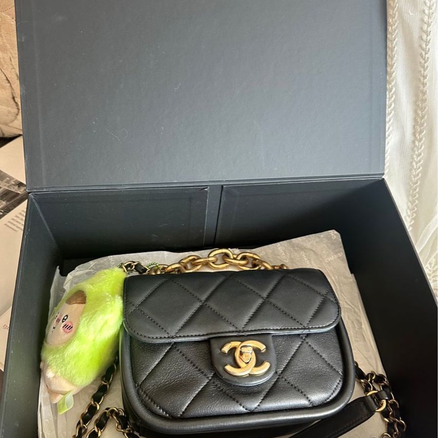 香奈兒迷你口蓋包 熱門款 芯片款  黑色 手提包 斜挎包 斜背 側背 Chanel Black Quilted mateless Mini Flap Messenger with Top Chain Handle /mini square / crossbody bag /handbag/bag/chain bag-8