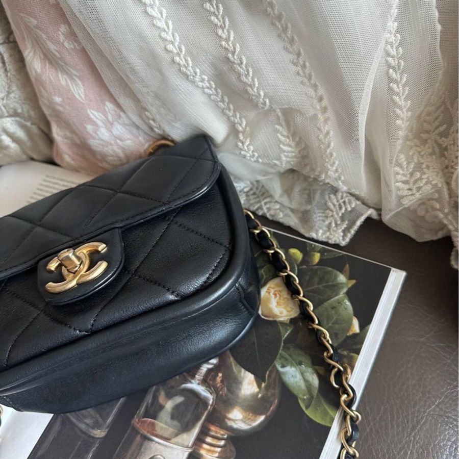 香奈兒迷你口蓋包 熱門款 芯片款  黑色 手提包 斜挎包 斜背 側背 Chanel Black Quilted mateless Mini Flap Messenger with Top Chain Handle /mini square / crossbody bag /handbag/bag/chain bag-11