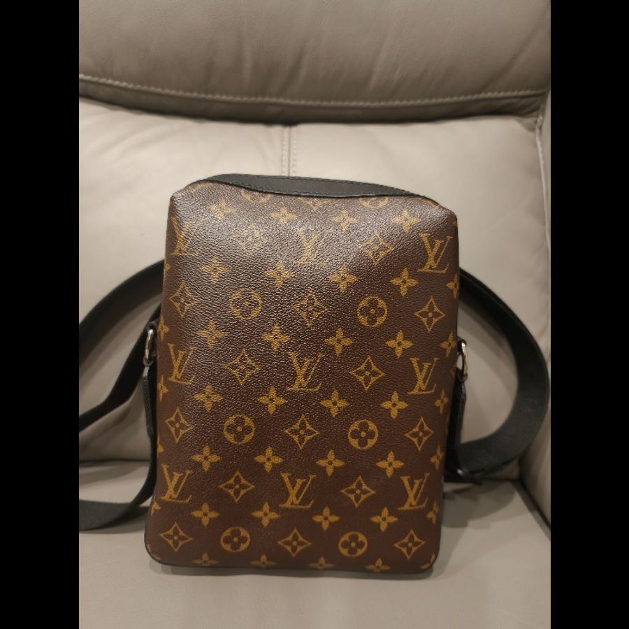 現貨,歐洲帶回全新品LV側背包尺寸:20×28×10cm
,全新品,放久底部黑色有幾條痕跡,價格已經賠錢出售,如照片所示
絕版品,外面不太會跟別人撞包,值得收藏-0