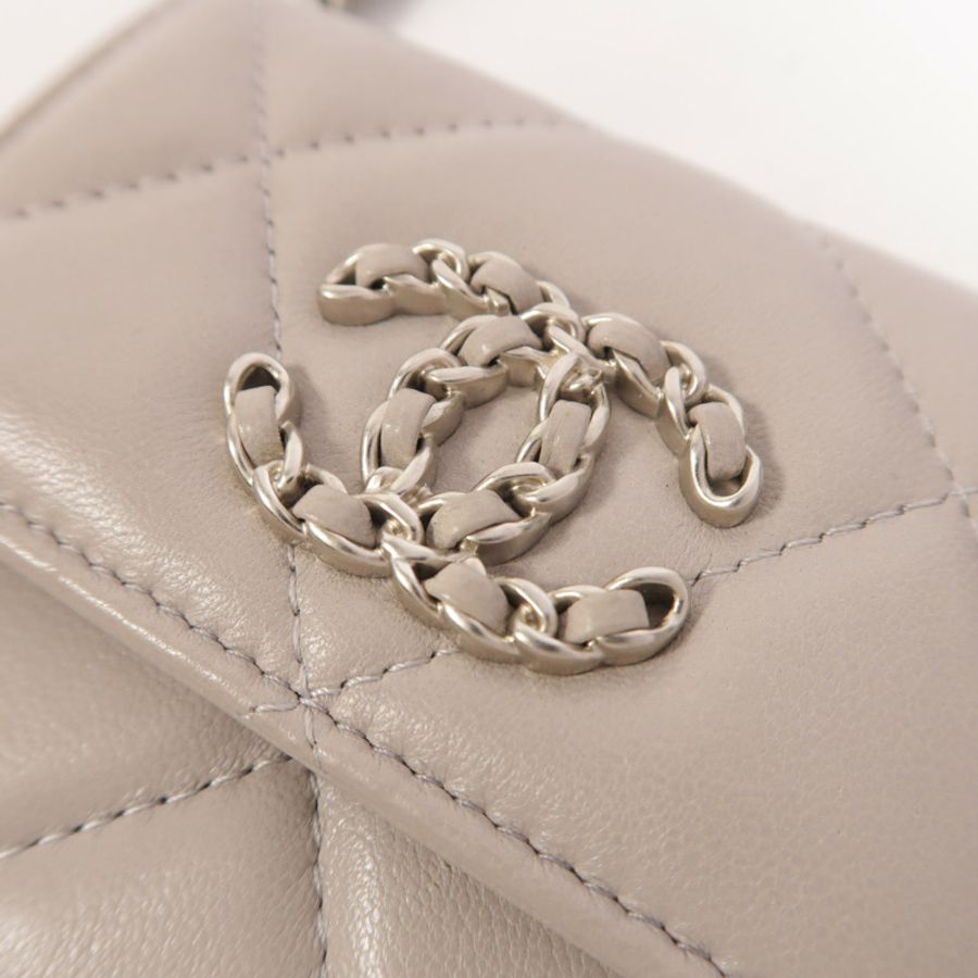 CHANEL 羊皮皮革19 Mini Wallet On Chain鏈帶肩背袋-9