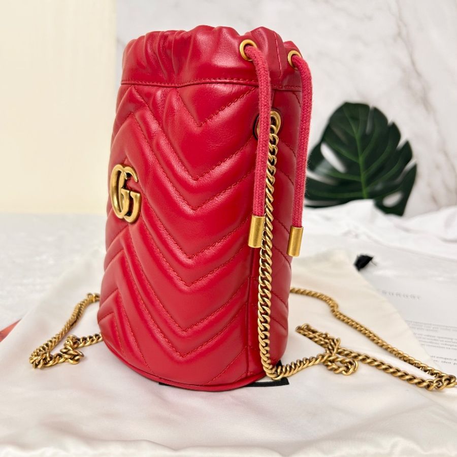 Gucci 迷你山形絎縫皮鏈條水桶包-9