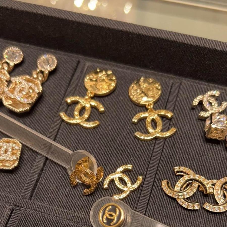 Chanel 24c🎀現品實拍 🎀金色熔岩圓雙C耳環👏9.8成新 未使用閒置品-17