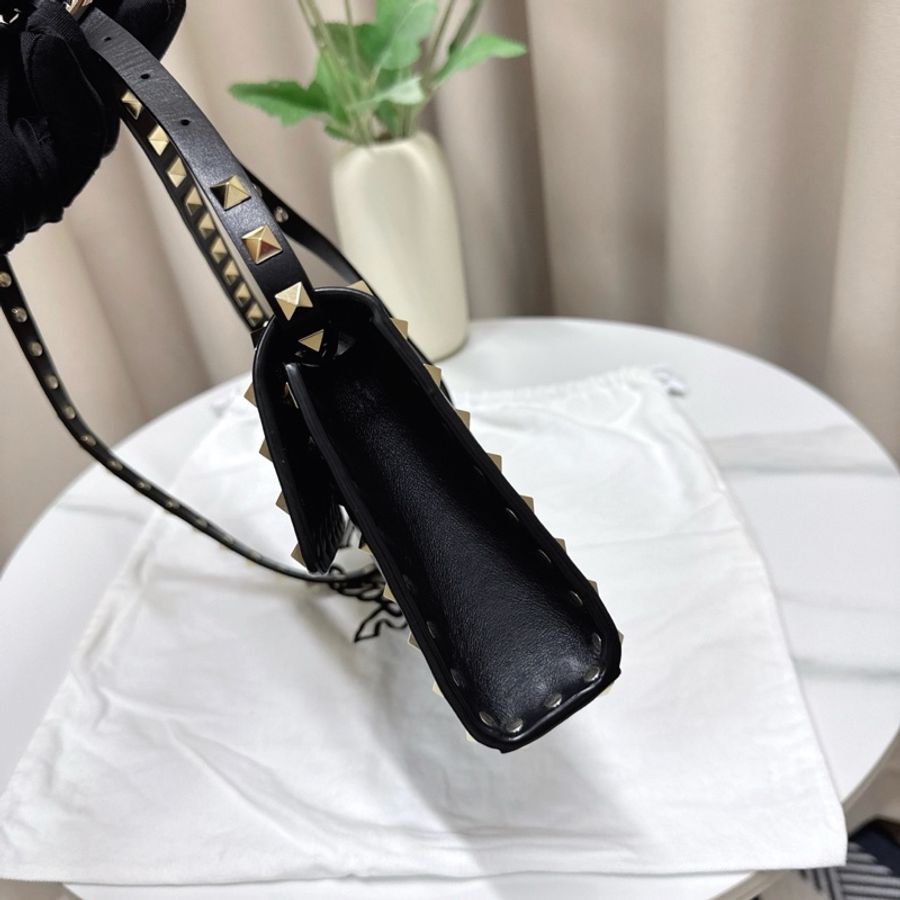 99新 Valentino華倫天奴 經典牛皮鉚釘斜背包 尺寸19*14*4cm-2