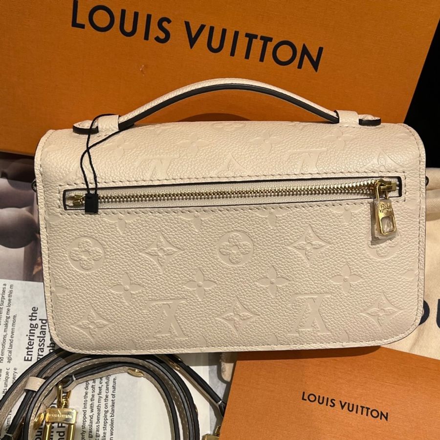 LV 奶油白色牛皮壓紋迷你小郵差包-1