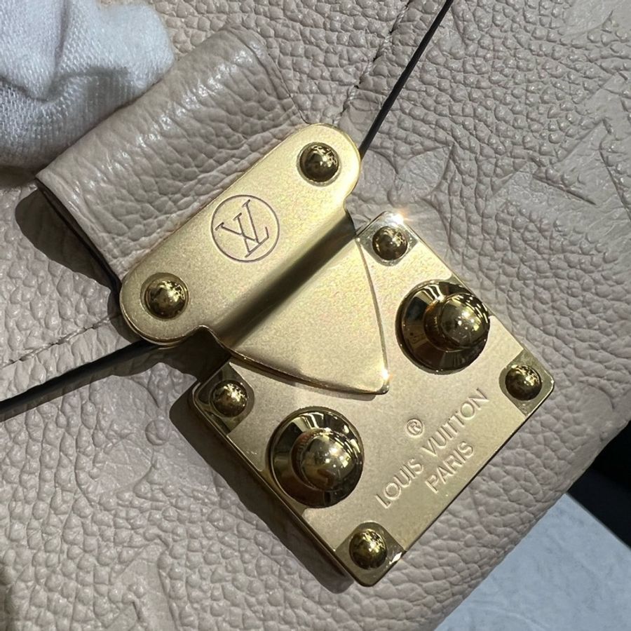 LV 奶油白色牛皮壓紋迷你小郵差包-9