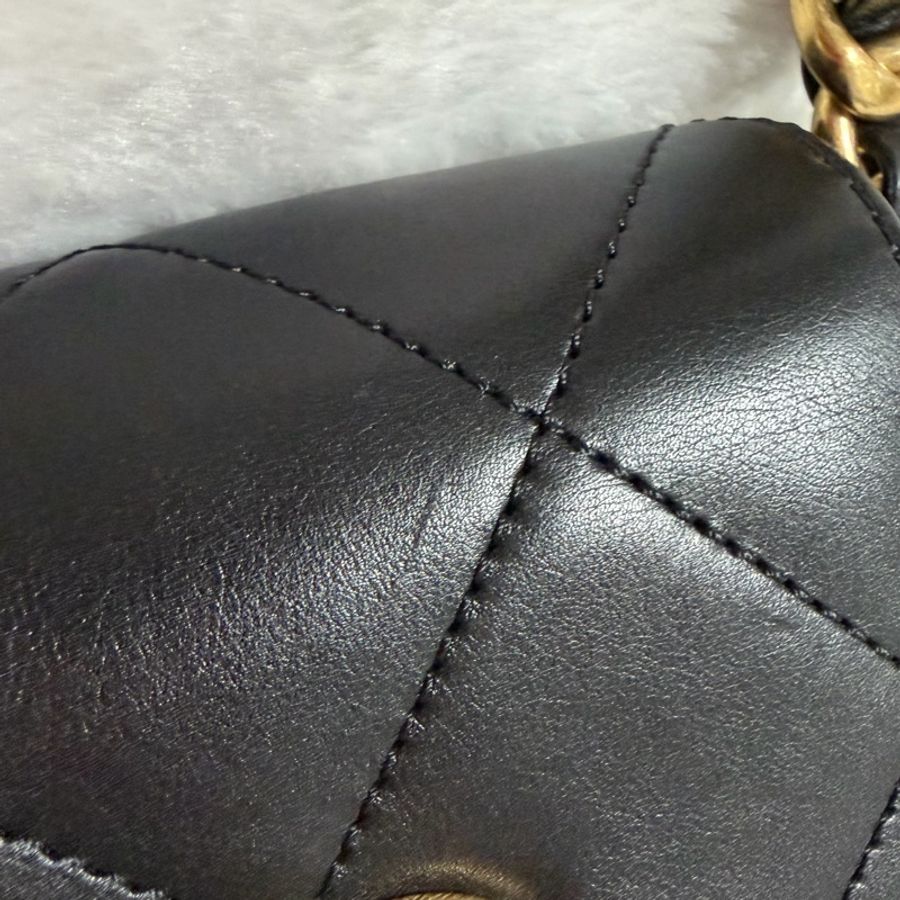 專櫃14萬少見款值得收藏的一顆▫️香奈兒黑色小牛皮金釦粗鍊迷你斜背包芯片款-44
