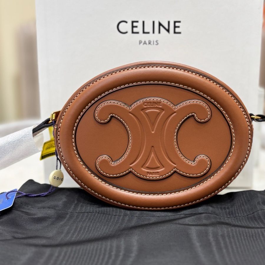 閒置未使用 Celine賽琳 Cuir Triomphe 焦糖色 凱旋門 月餅包 22年標 附件：盒子、塵袋 尺寸16*12.5*4-1