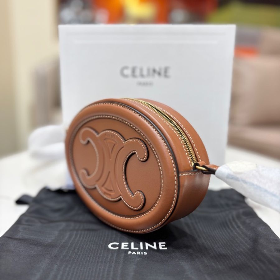 閒置未使用 Celine賽琳 Cuir Triomphe 焦糖色 凱旋門 月餅包 22年標 附件：盒子、塵袋 尺寸16*12.5*4-2