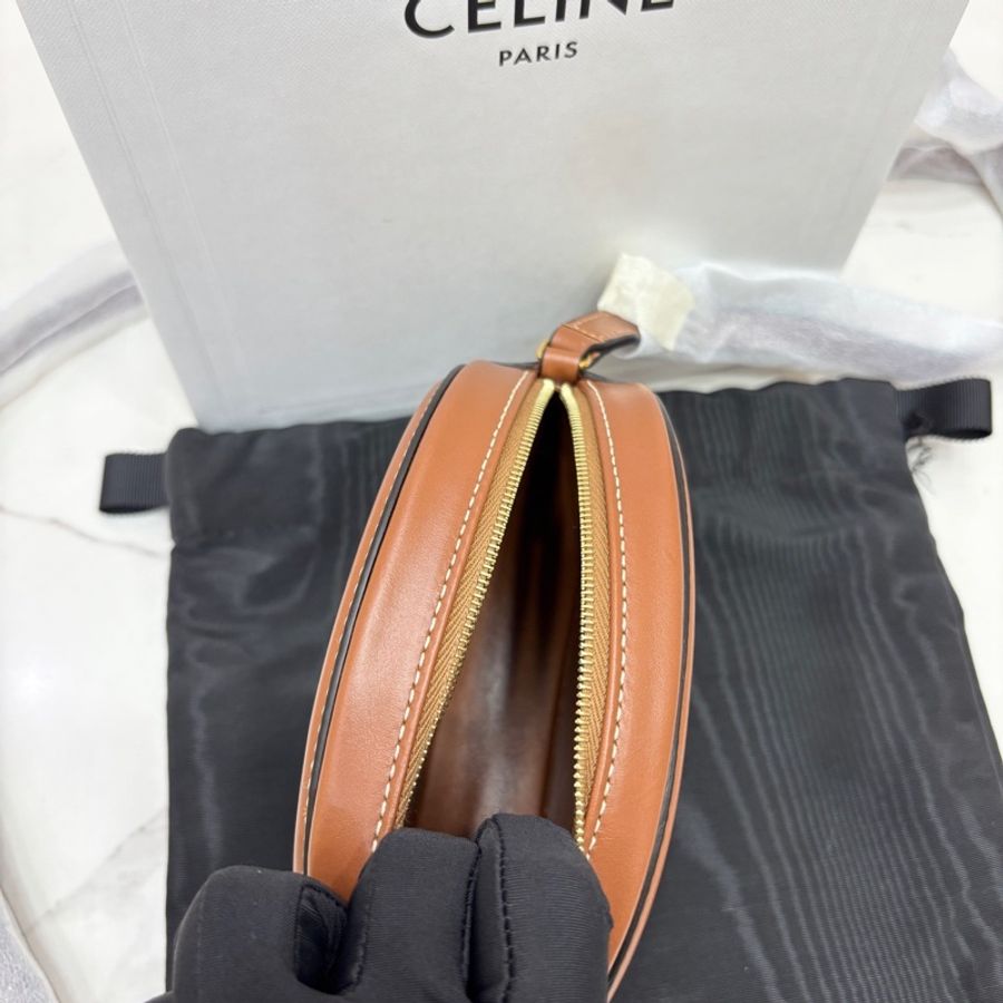 閒置未使用 Celine賽琳 Cuir Triomphe 焦糖色 凱旋門 月餅包 22年標 附件：盒子、塵袋 尺寸16*12.5*4-4
