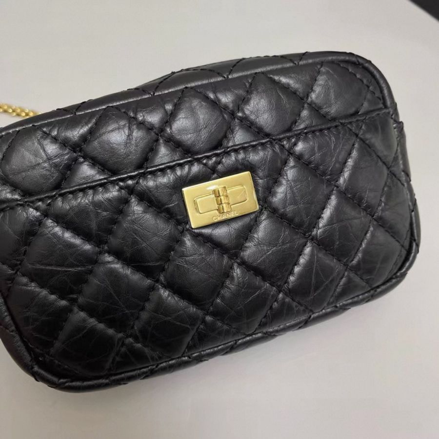 Chanel香奈兒2.55黑金油蠟牛皮相機包-4