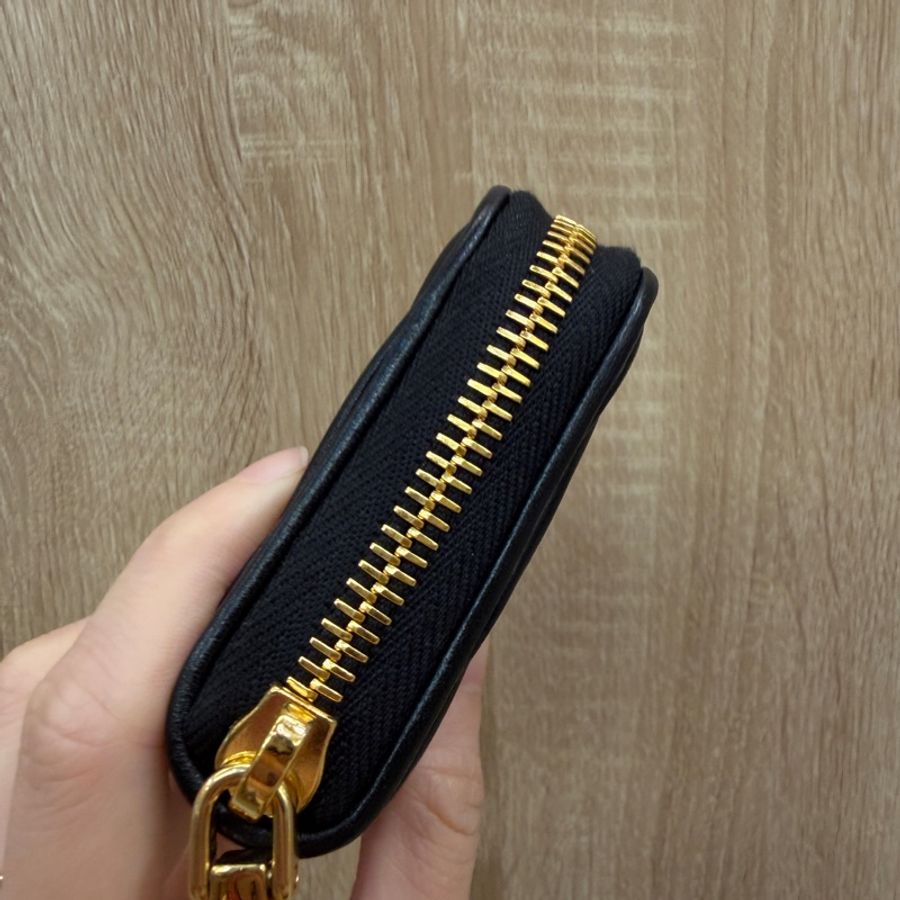 Miu Miu 黑羊皮抓皺Mateless拉鍊零錢卡包-3