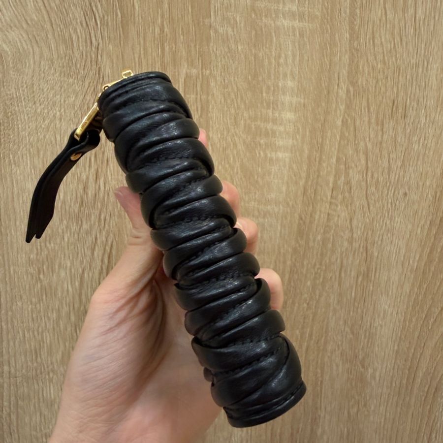 Miu Miu 黑羊皮抓皺Mateless拉鍊零錢卡包-6