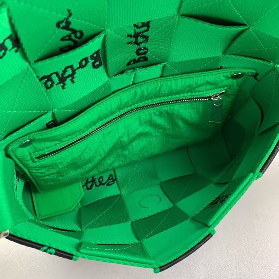 Bottega Veneta 23SS徽標刺繡15格豆腐斜背包25*15*5  98新配件塵袋-1