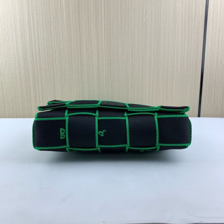 Bottega Veneta 23SS徽標刺繡15格豆腐斜背包25*15*5  98新配件塵袋-4