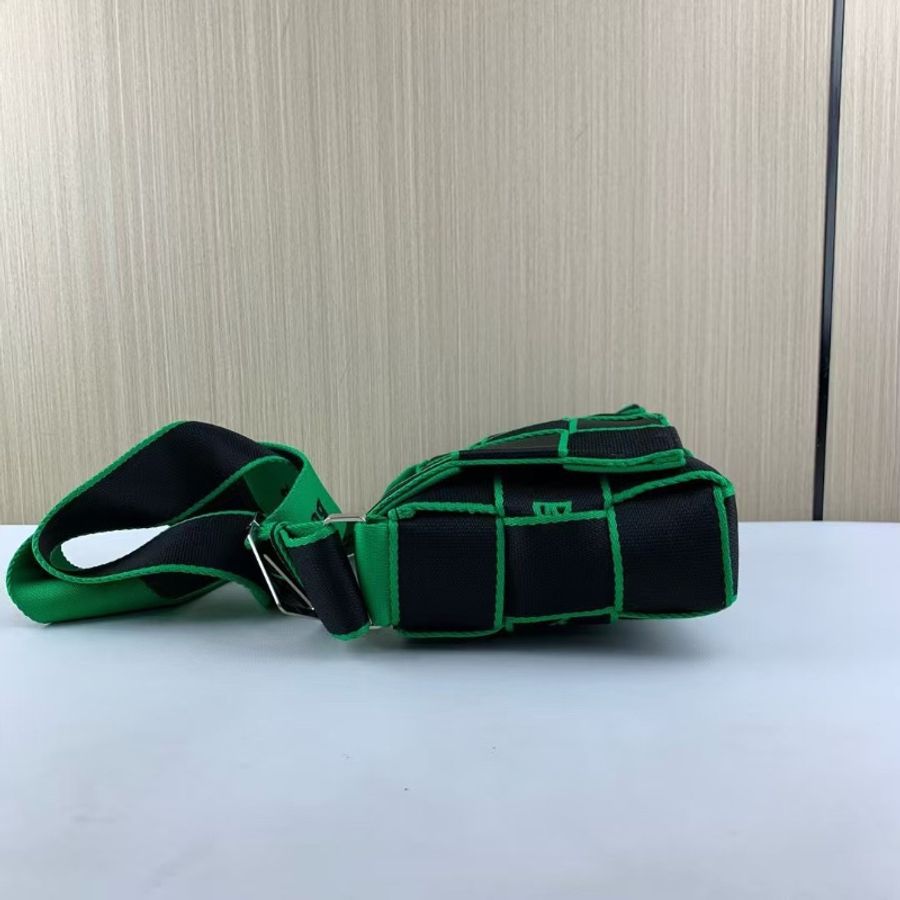 Bottega Veneta 23SS徽標刺繡15格豆腐斜背包25*15*5  98新配件塵袋-5