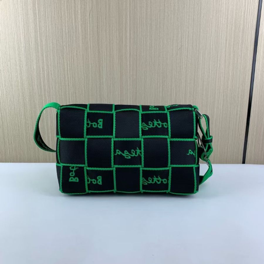 Bottega Veneta 23SS徽標刺繡15格豆腐斜背包25*15*5  98新配件塵袋-7