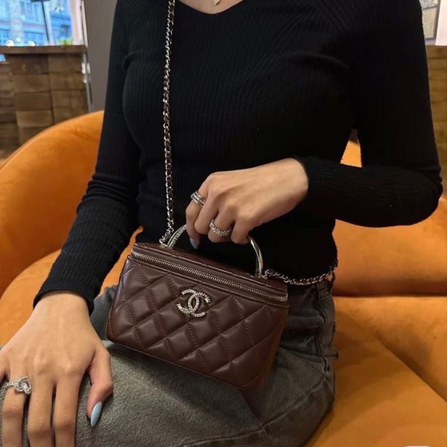 Chanel 水鑽手柄盒子化妝包 新標款 酒紅色 金扣 羊皮16*10*8 95新 配件盒子 說明書 塵袋-0
