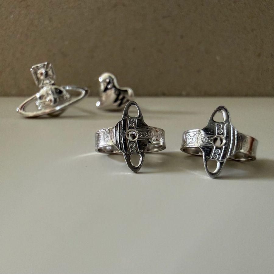 Vivienne Westwood🪐Leodaria Earrings 925純銀 不對稱土星/愛心耳環-7