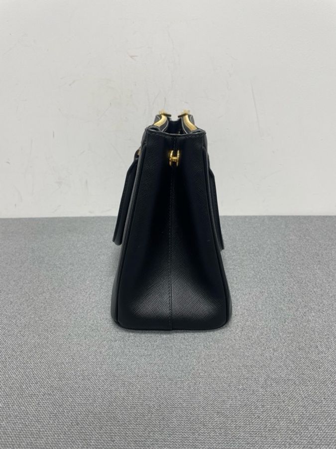 Prada普拉達 殺手包黑金色,底長29cm,附件:肩帶、-2