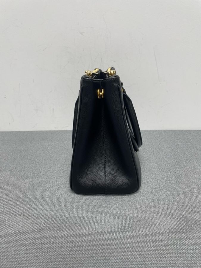 Prada普拉達 殺手包黑金色,底長29cm,附件:肩帶、-3