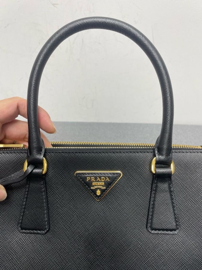 Prada普拉達 殺手包黑金色,底長29cm,附件:肩帶、-15