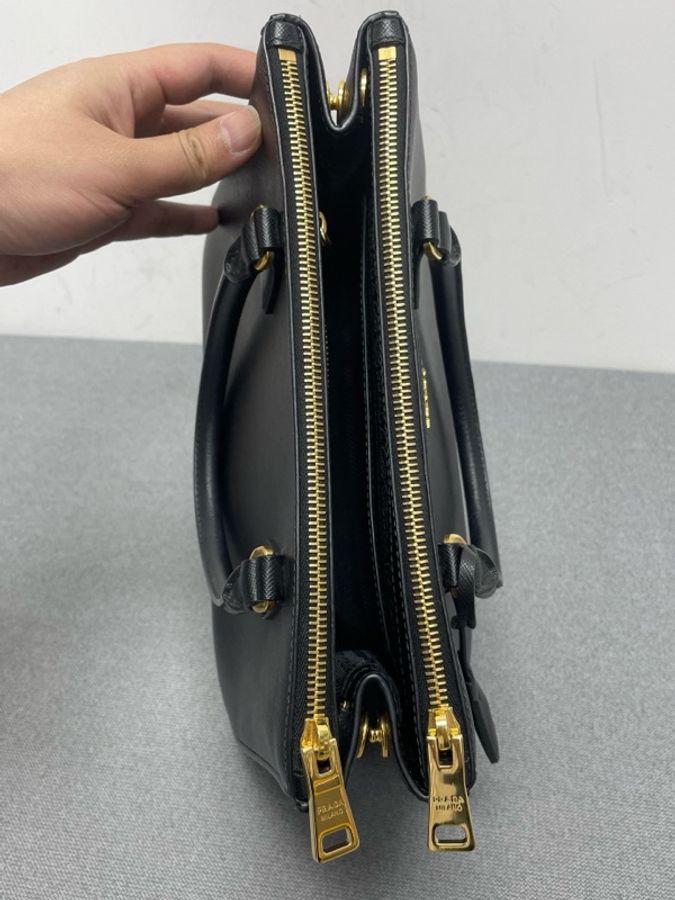 Prada普拉達 殺手包黑金色,底長29cm,附件:肩帶、-16