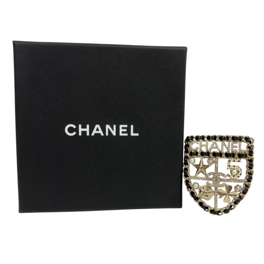 CHANEL CC 水鑽 皮穿鏈 徽章 胸針-1