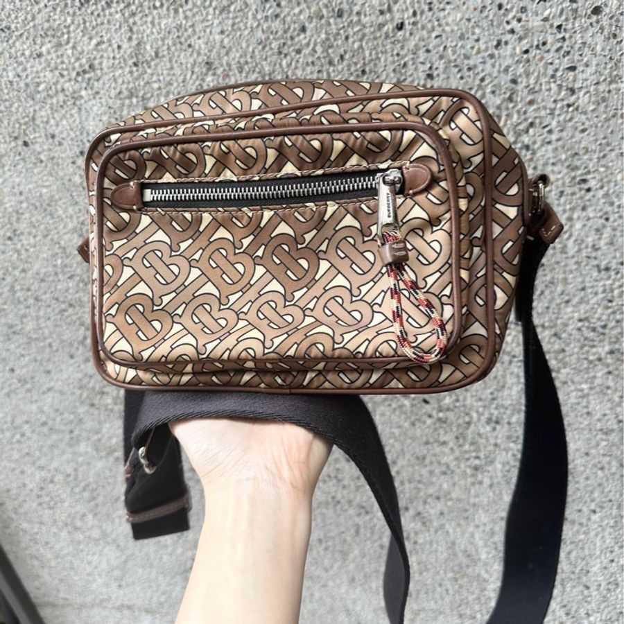 博柏利 老花 Burberry 咖啡色滿版TB包 側背包 斜背包 斜挎包 相機包 camera bag 中性款式 男女合用-0