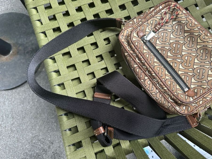 博柏利 老花 Burberry 咖啡色滿版TB包 側背包 斜背包 斜挎包 相機包 camera bag 中性款式 男女合用-13