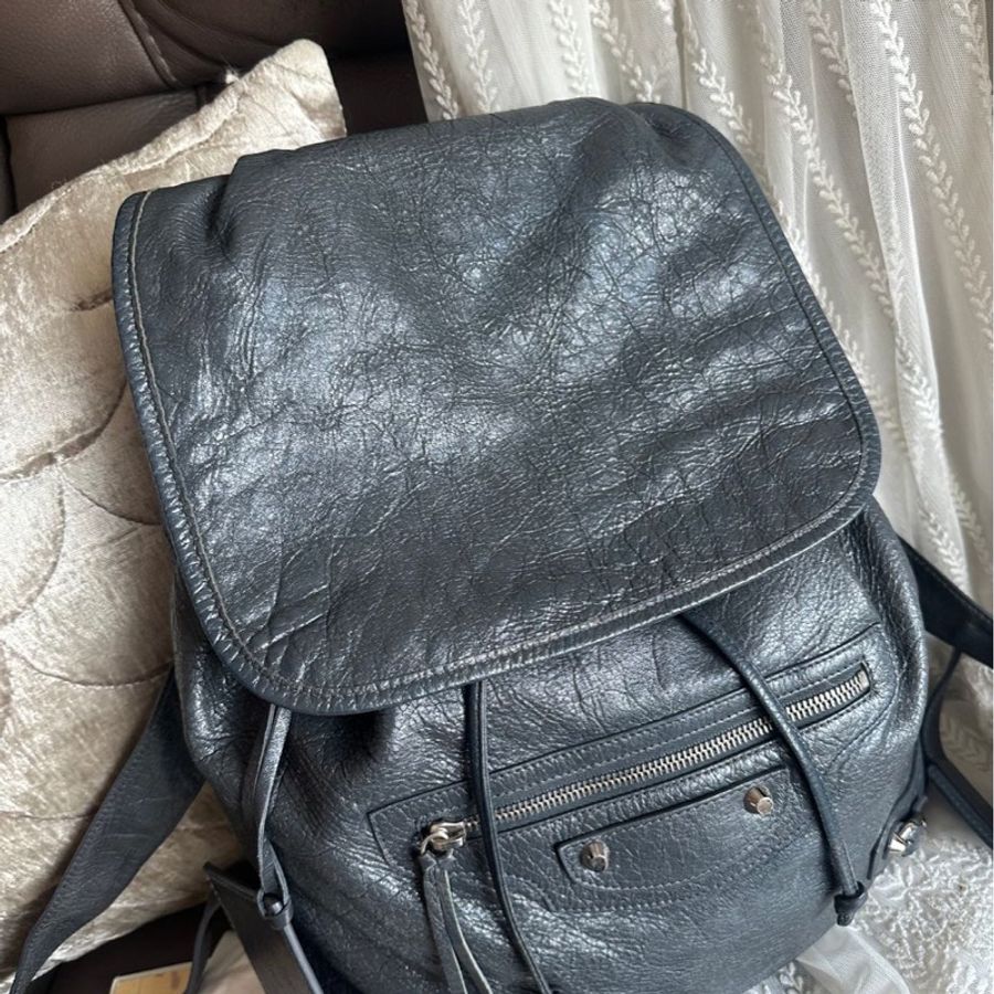 巴黎世家 後背包 雙肩包 機車包 灰色 男生女生可用 油蠟牛皮 皮革 balenciaga city backpack grey-3