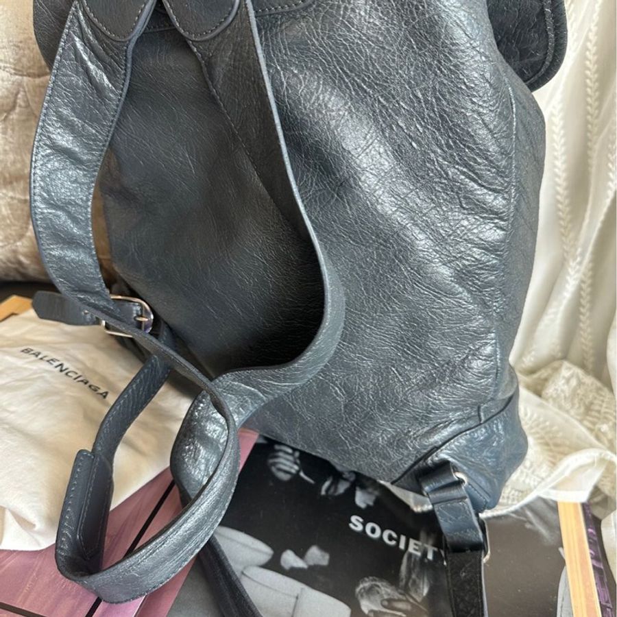 巴黎世家 後背包 雙肩包 機車包 灰色 男生女生可用 油蠟牛皮 皮革 balenciaga city backpack grey-16