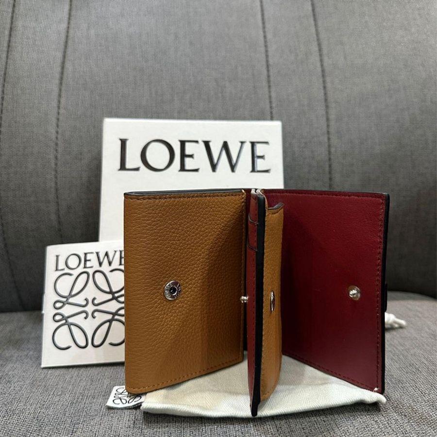 💎Han's house精品服飾💎LOEWE 小牛皮 三折 短夾 現貨 原價23000-5